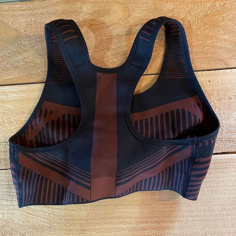 Women’s Nike sports bra - Picture 2 of 3